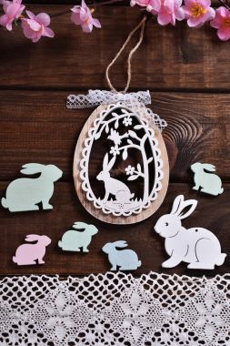 koyu ahşap arka plan Paskalya süsleri ile