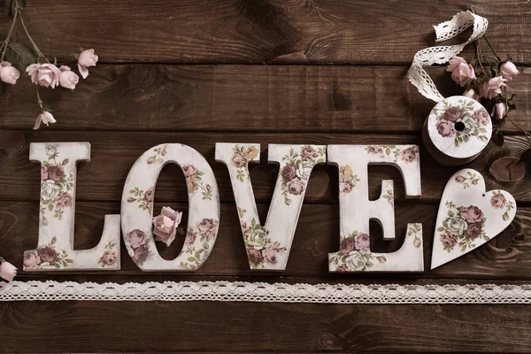 Sfondo in legno con lettere stile vintage LOVE — Foto Stock