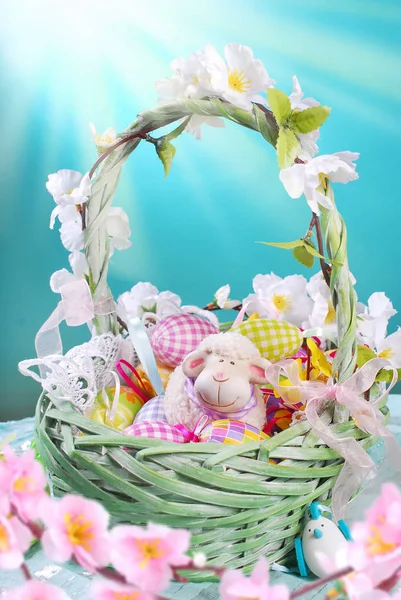 Easter basket with eggs and spring decoration — Stock Photo, Image