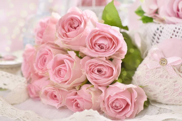 Romantic pink roses bouquet in shabby chic style — Stock Photo, Image