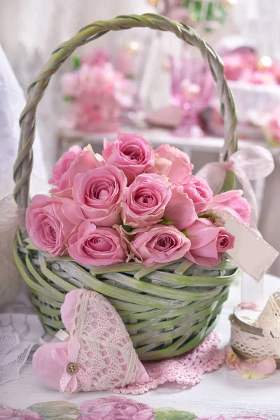 Romantic bunch of pink roses in wicker basket — Stock Photo, Image