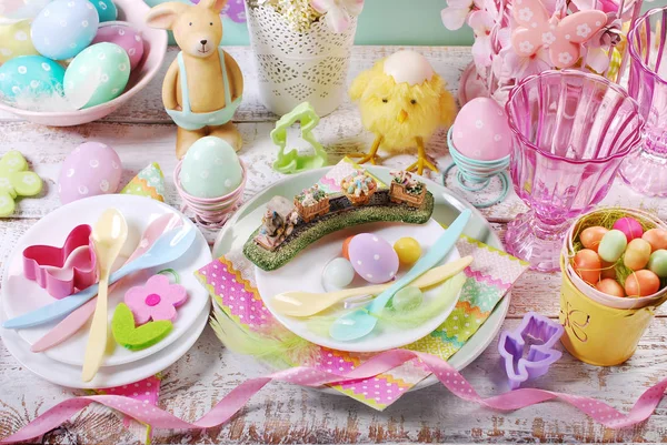 Nakrycie stołu Wielkanoc dla dzieci w kolorach pastelowych — Zdjęcie stockowe