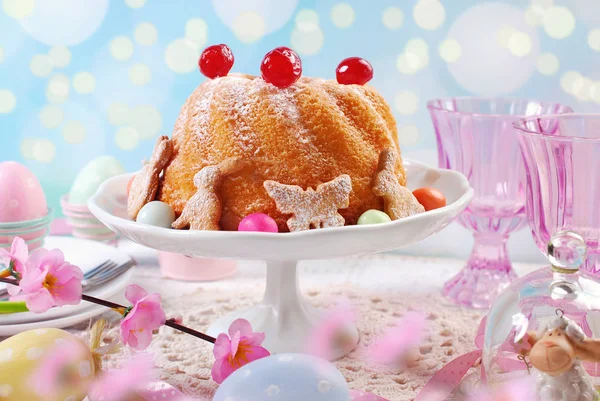 复活节戒指蛋糕与蜜饯樱桃装饰 — 图库照片