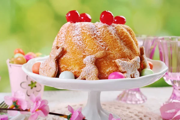 Påsk ring tårta med kanderade körsbär dekoration — Stockfoto