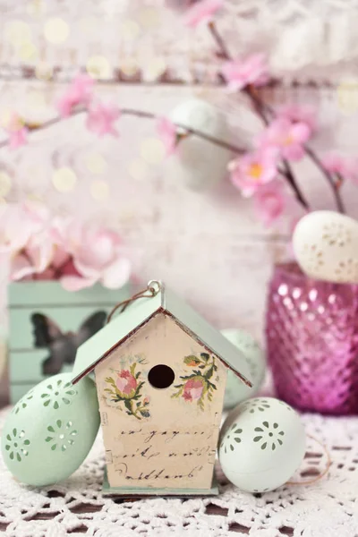 Easter decoration with vintage style bird feeder and eggs — Stock Photo, Image