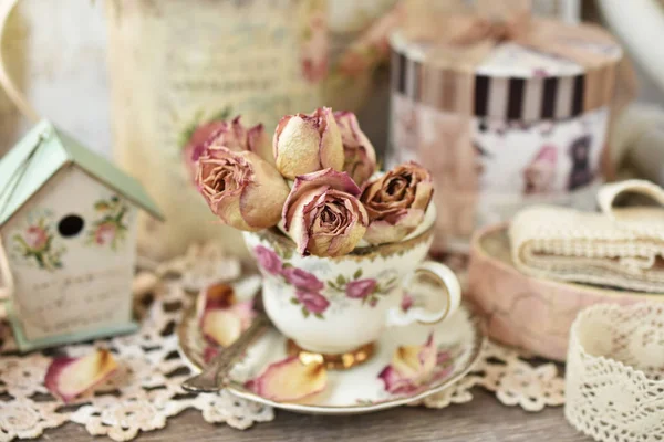Rosas secas em estilo vintage copo de porcelana — Fotografia de Stock