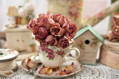 vintage tarzı porselen fincan kurutulmuş güller