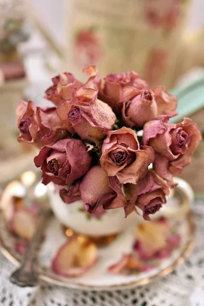 Dried roses in vintage style porcelain cup — Stock Photo, Image