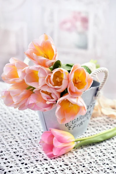 Bouquet de tulipes en pot métal de style vintage — Photo