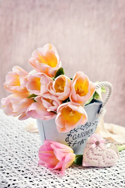 Mazzo di tulipani in metallo in stile vintage — Foto Stock