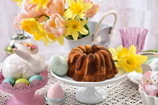 Table de fête de Pâques avec anneau de marbre gâteau et décorations — Photo