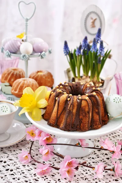 Pasqua torte tradizionali su tavolo festivo — Foto Stock