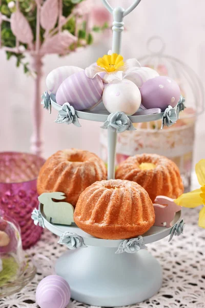 Cupcake pasquali su torta di metallo su tavolo festivo — Foto Stock