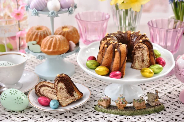 Pasqua torte tradizionali su tavolo festivo — Foto Stock