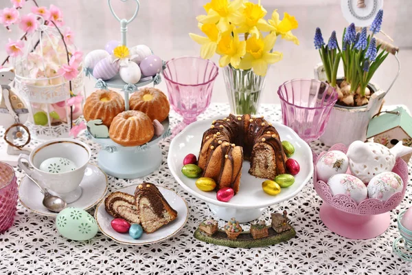 Пасхальные традиционные торты на праздничном столе — стоковое фото