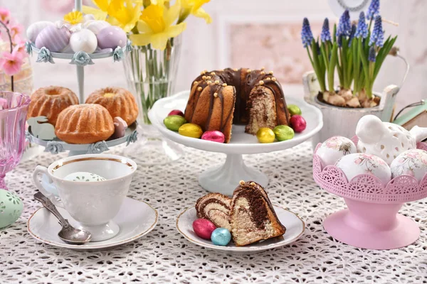 De traditionele cake Pasen op feestelijke tafel — Stockfoto