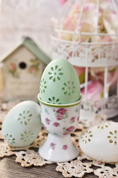 Пасхальное яйцо в фарфоровой чашке яйца с розовым узором — стоковое фото