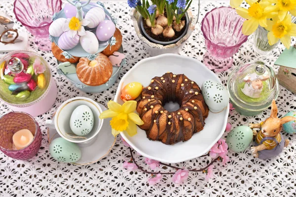 Paskalya geleneksel kek üstten görünüm Festival tablo — Stok fotoğraf
