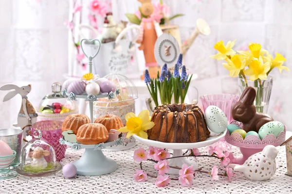 节日餐桌上的复活节传统蛋糕 — 图库照片
