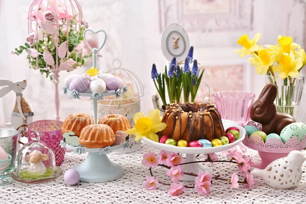 Pasqua torte tradizionali su tavolo festivo — Foto Stock