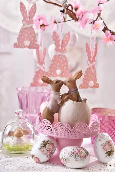 Easter table decoration with kissing rabbits figurine — Stock Photo, Image