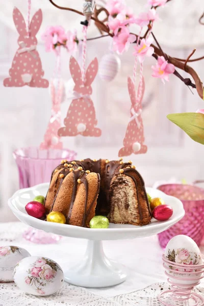 Mesa festiva de Páscoa com bolo de anel de mármore — Fotografia de Stock