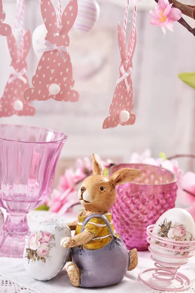 复活节餐桌装饰用粘土兔雕像 — 图库照片