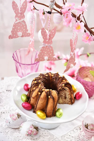 复活节节日桌与大理石圆环蛋糕 — 图库照片