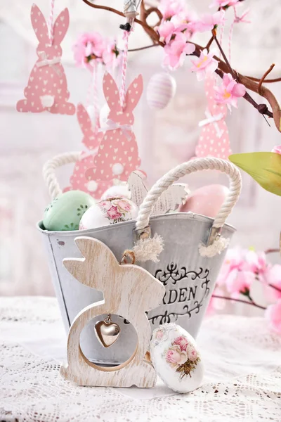 Decoración de mesa de Pascua con huevos en canasta de metal de estilo vintage —  Fotos de Stock
