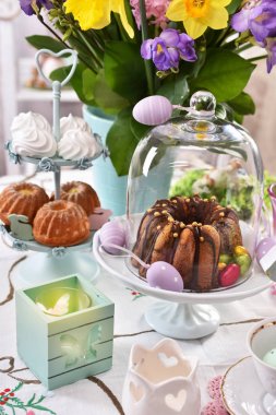 Paskalya Festival masa dekorasyonu ile bahar çiçekleri ve hamur işleri