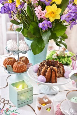 Paskalya Festival masa dekorasyonu ile bahar çiçekleri ve hamur işleri