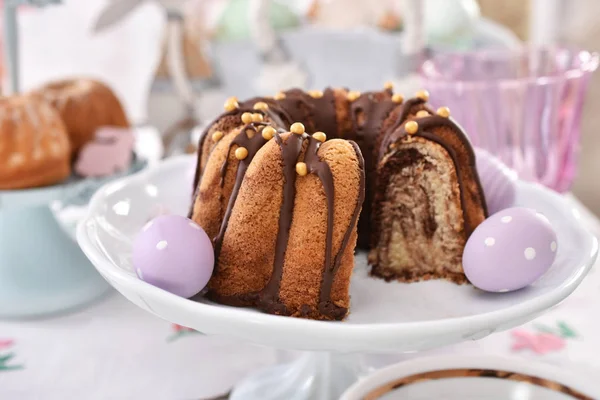 Primo piano di Pasqua tradizionale torta anello di marmo sul tavolo festivo — Foto Stock