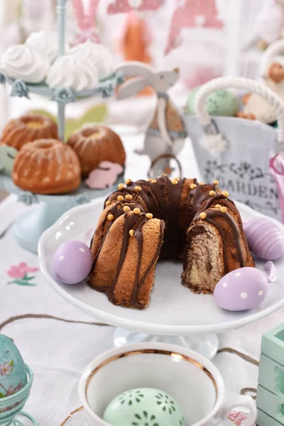 Decorazione della tavola festiva con dolci tradizionali pasquali e co — Foto Stock