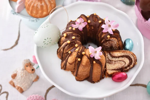 Closeup of easter traditional marble ring cake on festive table — Stock Photo, Image