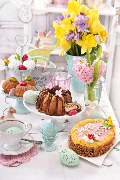 Decoración de mesa festiva con pasteles tradicionales de Pascua y co — Foto de Stock