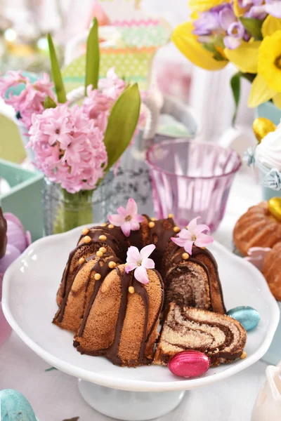 Húsvéti ünnepi asztal, márvány ring sütemény — Stock Fotó
