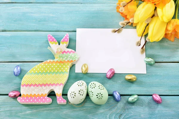 Tarjeta de felicitación de Pascua con espacio de copia para texto, conejo colorido, e — Foto de Stock