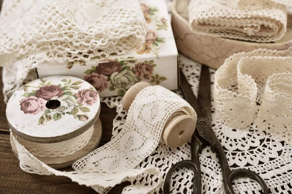 Vintage lace trims and sewing items — Stock Photo, Image