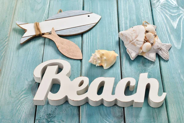 Tocador de verano con accesorios de playa en tablero de madera azul — Foto de Stock