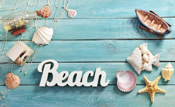 Sommerspeck mit Strandaccessoires auf blauem Holzbrett — Stockfoto