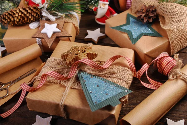 Packing Christmas gifts in rustic style — Stok fotoğraf