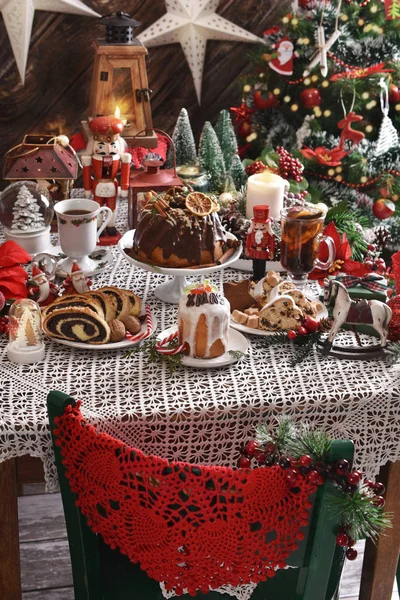 Mesa de Navidad con pasteles tradicionales en estilo rústico interi — Foto de Stock