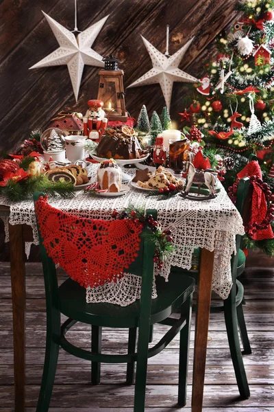 Vánoční stůl s tradičním pečivem v rustikálním stylu interi — Stock fotografie