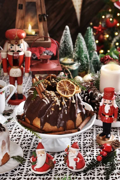 Lebkuchenringkuchen zu Weihnachten auf festlichem Tisch — Stockfoto