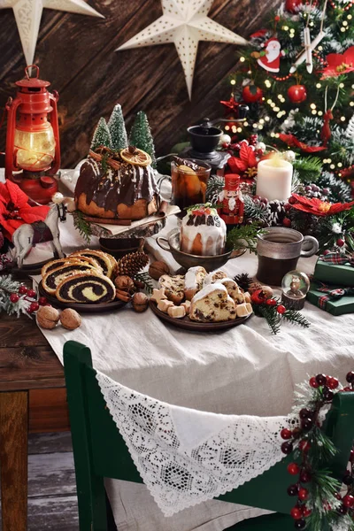 Julbord med traditionella bakverk i rustik stil interi — Stockfoto