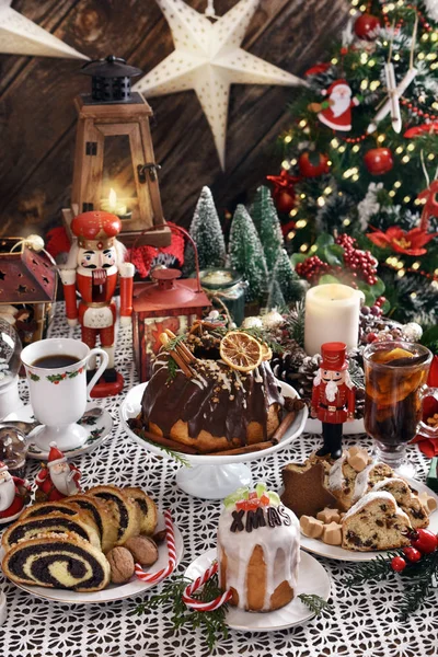 Bolos tradicionais de Natal em mesa festiva — Fotografia de Stock