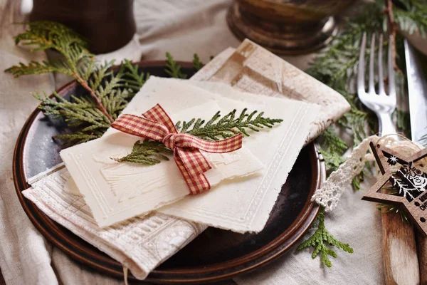Vánoční oplatka na slavnostním stole — Stock fotografie
