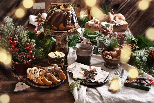 Стіл в сільському стилі з вафельницею Різдва та традиційним тортом — стокове фото