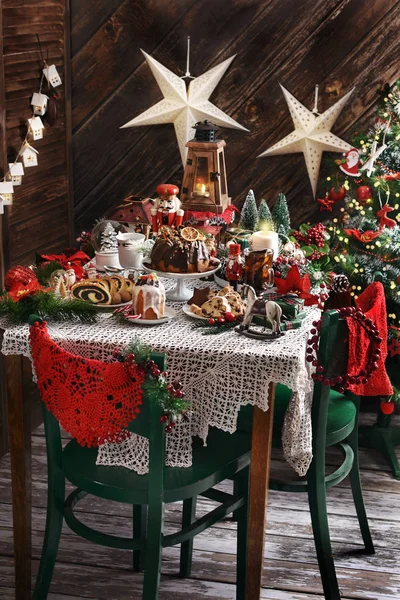 Karácsonyi asztal hagyományos sütemények rusztikus stílusú interi — Stock Fotó