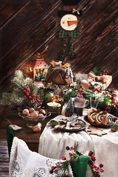 Rustieke stijl tafel met kerstkoekjes en decors — Stockfoto